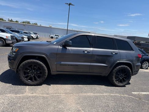 Used 2018 Jeep Grand Cherokee Altitude RWD image 4