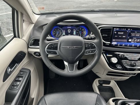 Used 2024 Chrysler Pacifica Touring-L image 3