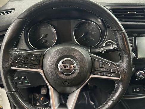 Used 2018 Nissan Rogue SV image 16
