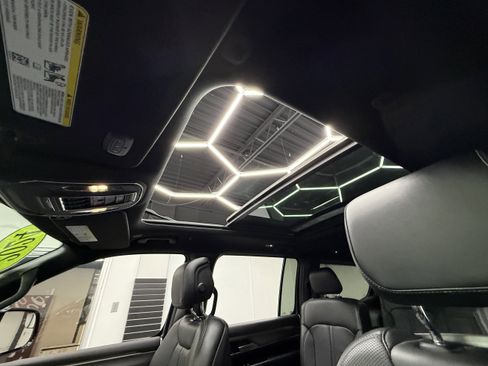 Used 2024 Jeep Wagoneer Series II image 5