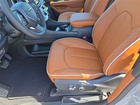 New 2026 Chrysler Pacifica Pinnacle image 22