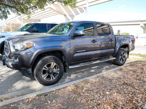Used 2019 Toyota Tacoma TRD Sport w/ Technology Package image 3