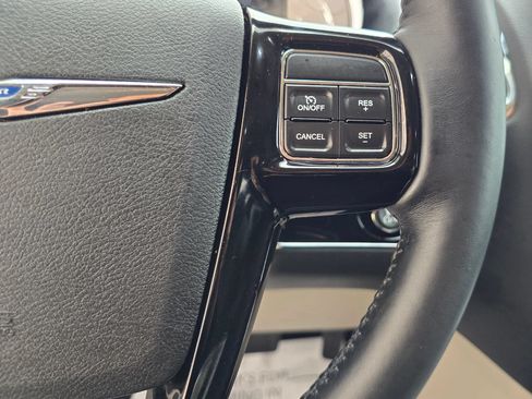 Used 2016 Chrysler Town & Country Limited FWD image 29
