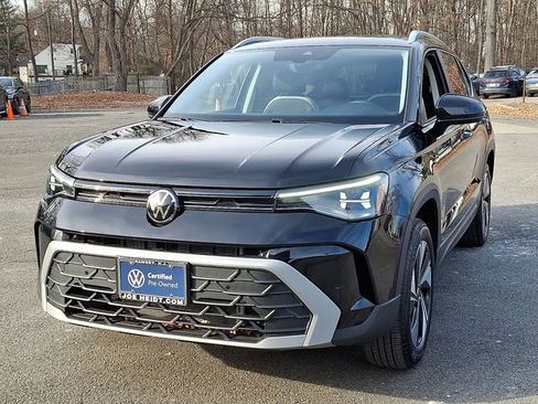 Certified 2025 Volkswagen Taos SE w/ Panoramic Sunroof Package image 3