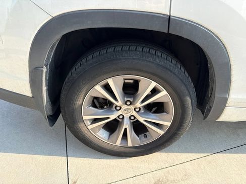 Used 2015 Toyota Highlander XLE AWD/4WD image 12