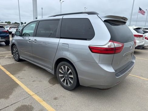 Used 2018 Toyota Sienna XLE AWD/4WD image 9
