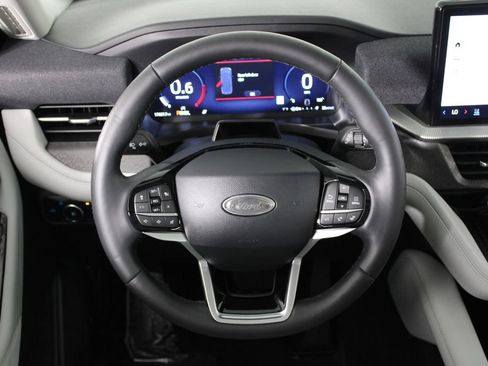 Used 2025 Ford Explorer Platinum w/ Ultimate Package AWD/4WD image 9