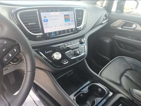 Used 2024 Chrysler Pacifica Limited w/ S Appearance Package FWD image 13