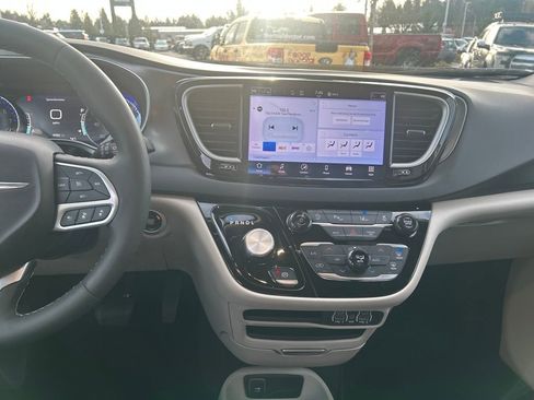 Used 2024 Chrysler Pacifica Touring-L image 25