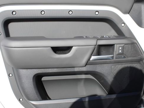 New 2025 Land Rover Defender 110 X-Dynamic SE image 29