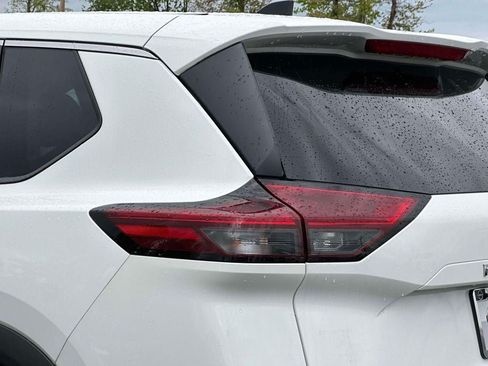 Used 2023 Nissan Rogue S AWD/4WD image 9