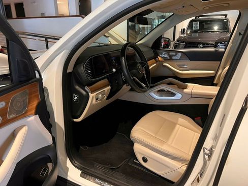 Used 2024 Mercedes-Benz GLS 450 4MATIC image 9