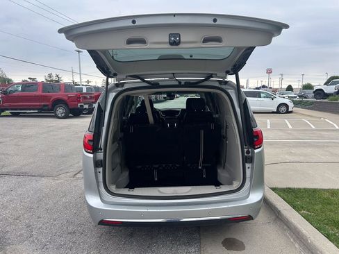 Used 2024 Chrysler Pacifica Touring-L FWD image 16