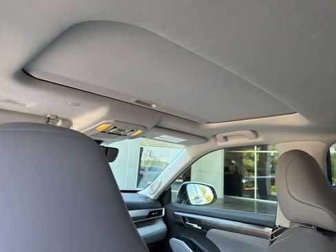 Used 2021 Toyota Highlander Limited FWD image 9