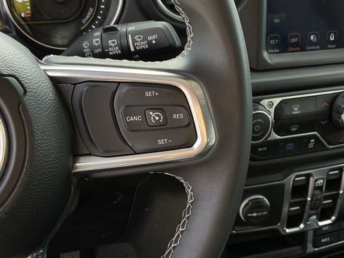 Used 2023 Jeep Wrangler Unlimited Sahara image 13