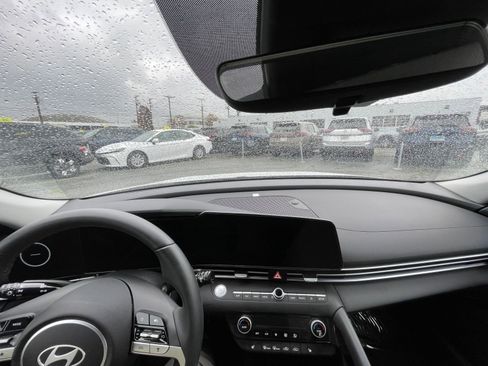 Used 2025 Hyundai Elantra SEL image 33