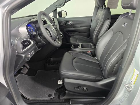 New 2026 Chrysler Pacifica Select w/ S Appearance Package image 17