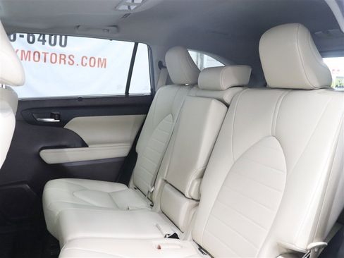 Used 2020 Toyota Highlander XLE AWD/4WD image 14