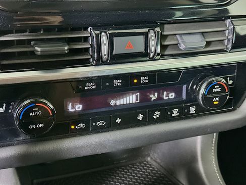 Used 2024 Nissan Pathfinder SV FWD image 23
