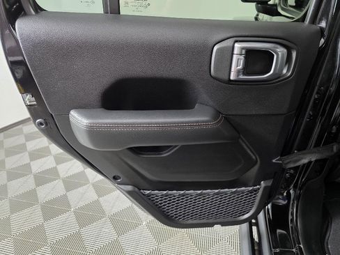 Used 2022 Jeep Wrangler Unlimited Rubicon w/ Trailer Tow Package image 16