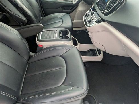 Used 2024 Chrysler Pacifica Touring-L image 31