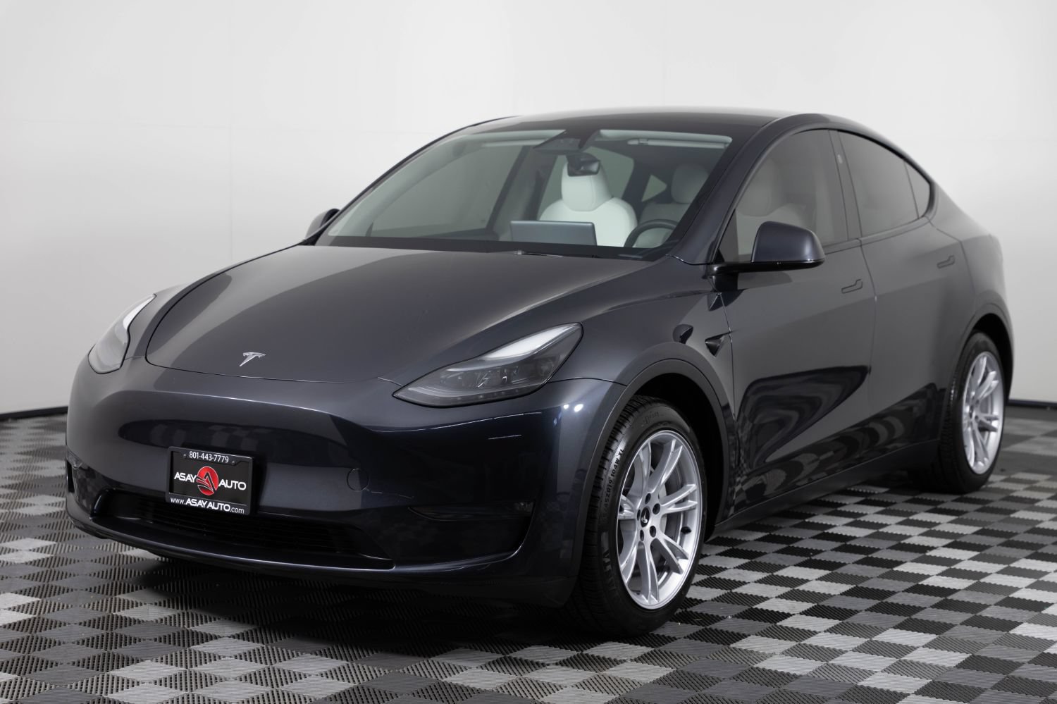 Used 2024 Tesla Model Y Long Range AWD/4WD image 2