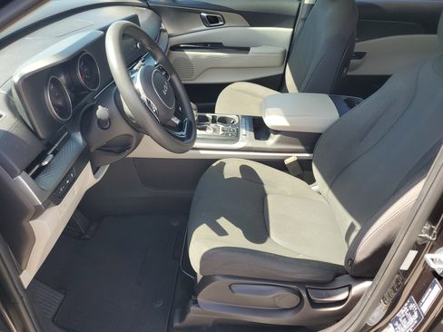 Used 2023 Kia Carnival LX image 10