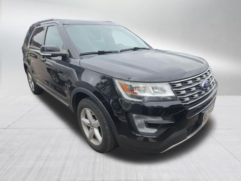 Used 2017 Ford Explorer XLT w/ Equipment Group 202A AWD/4WD image 2