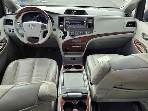 Used 2014 Toyota Sienna Limited image 19