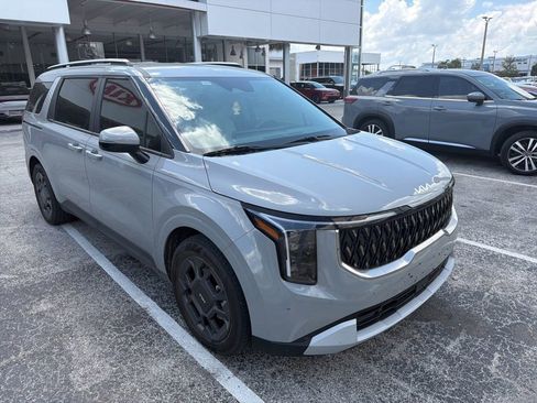 Used 2025 Kia Carnival EX FWD image 4