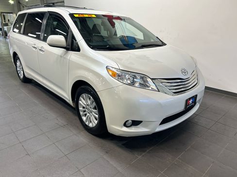Used 2015 Toyota Sienna XLE FWD image 2