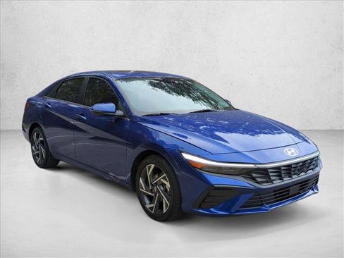 Certified 2025 Hyundai Elantra Limited image 3