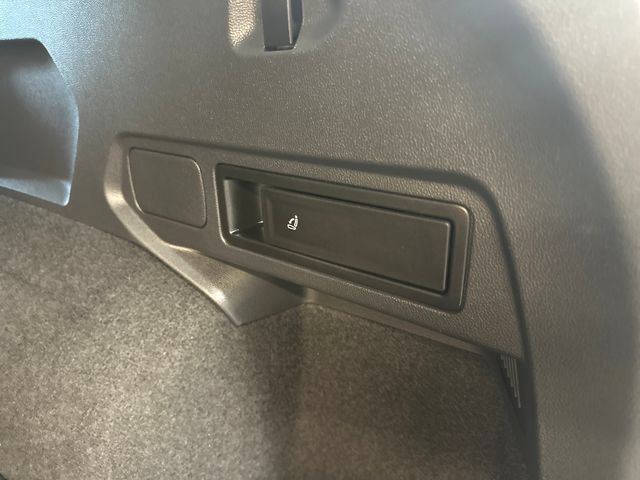Used 2020 Volkswagen Tiguan SEL AWD/4WD image 27