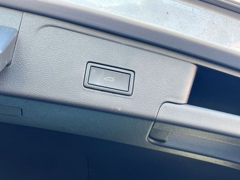 Used 2025 Volkswagen Atlas Cross Sport SE image 21