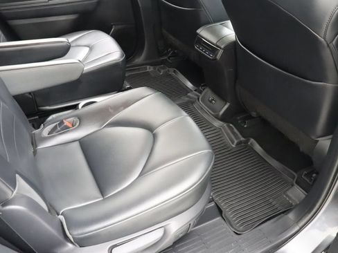 Used 2021 Toyota Highlander XLE AWD/4WD image 32