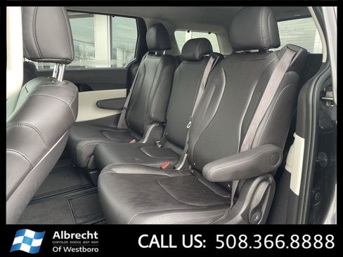 Used 2024 Kia Carnival EX image 13