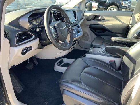 Used 2023 Chrysler Pacifica Touring-L image 27