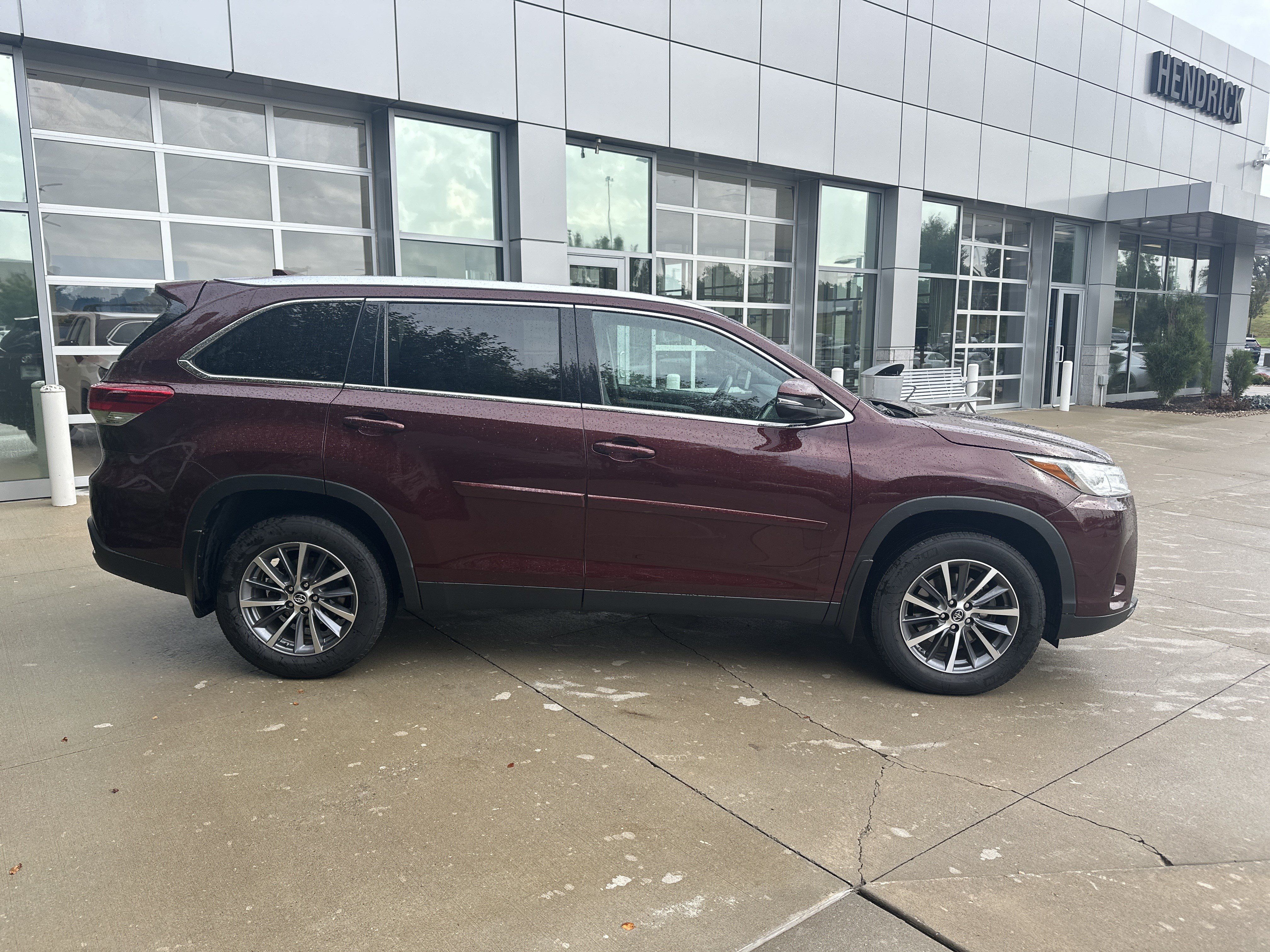 Used 2019 Toyota Highlander XLE AWD/4WD image 10
