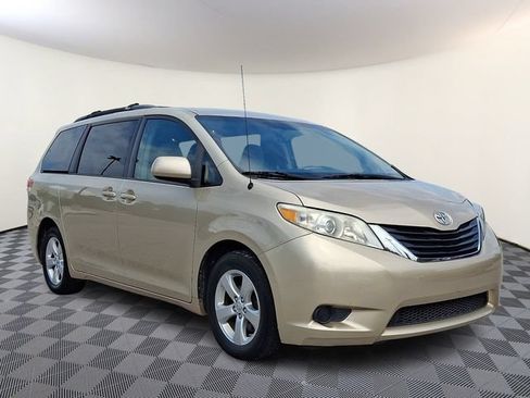 Used 2013 Toyota Sienna LE w/ Towing Pkg FWD image 1