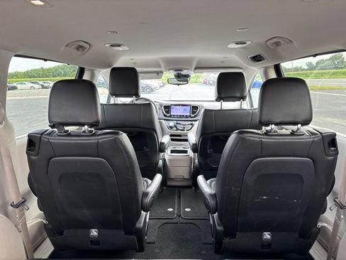 Used 2024 Chrysler Pacifica Touring-L FWD image 10