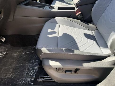 New 2026 Volkswagen Tiguan SE R-Line FWD image 17