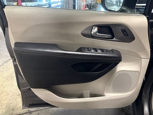 Used 2020 Chrysler Pacifica Touring-L FWD image 10