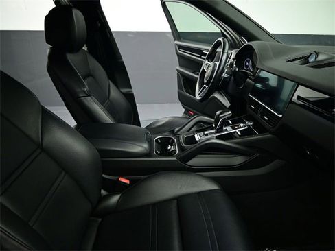 Used 2020 Porsche Cayenne S image 32