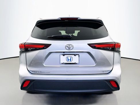 Used 2024 Toyota Highlander XLE image 6