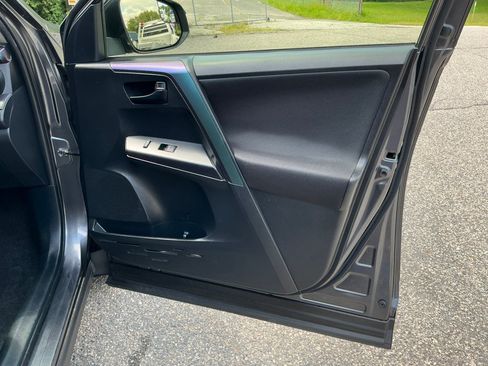 Used 2018 Toyota RAV4 LE w/ Carpet Mat Package AWD/4WD image 25