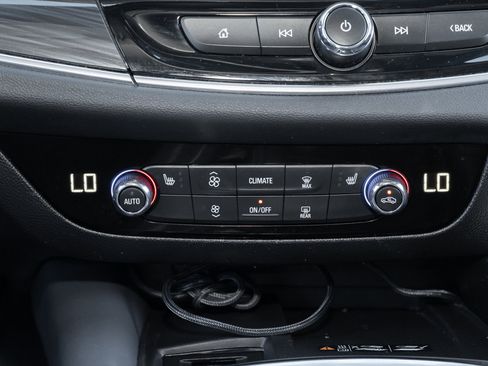 Used 2023 Buick Enclave Essence image 29