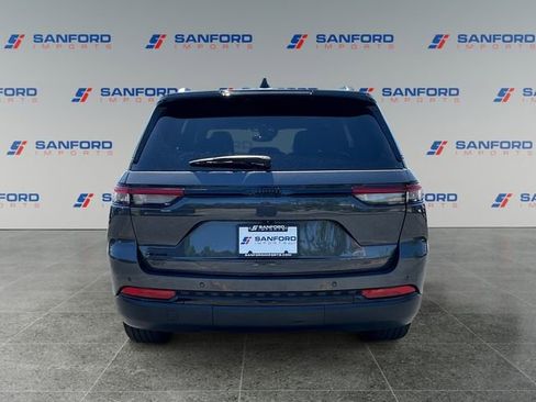 Used 2023 Jeep Grand Cherokee Altitude AWD/4WD image 4