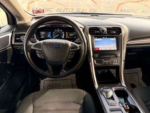 Used 2017 Ford Fusion SE w/ Fusion SE Technology Package image 29