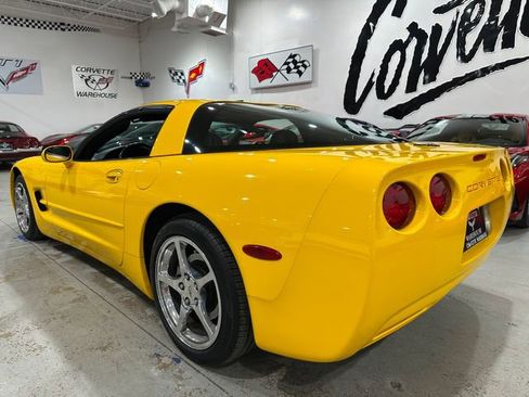 Used 2004 Chevrolet Corvette Coupe RWD image 3