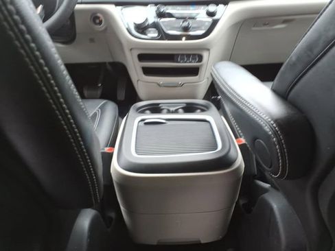 Used 2024 Chrysler Pacifica Touring-L image 16